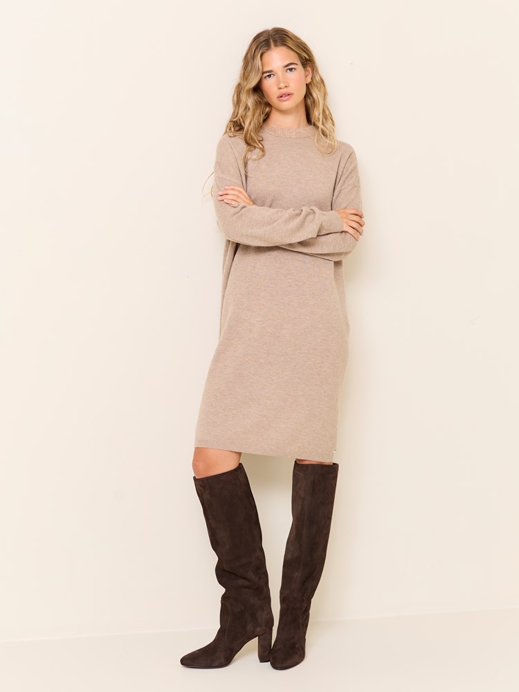 Camille kjole 7509192_AEI-JEANPAUL-W24-Modell-Front_8427_Camille kjole AEI_Camille kjole AEI 7509192.jpg_Front||Front