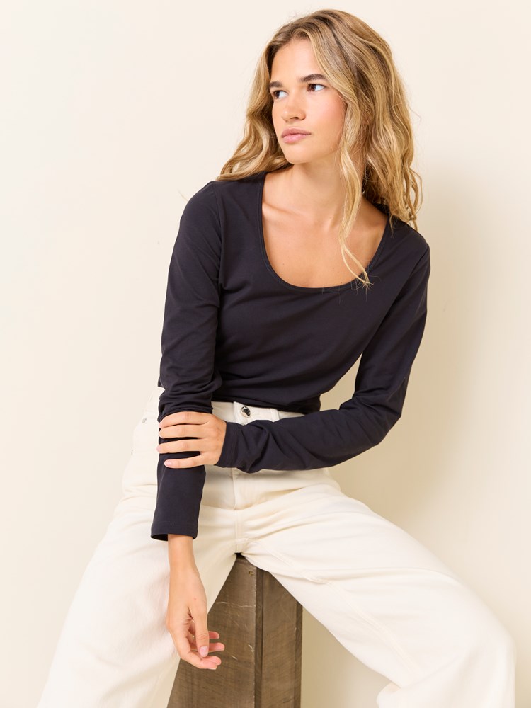 Mathilde topp 7509240_C25-JEANPAUL-W24-Modell-Front_841_Mathilde topp C25_Mathilde topp C25 7509240.jpg_Front||Front