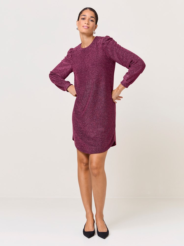 Emiko glitterkjole 7509314_MXD-DONNA-W24-Modell-Front_chn=match_3319_Emiko glitterkjole MXD_Emiko glitterkjole MXD 7509314.jpg_