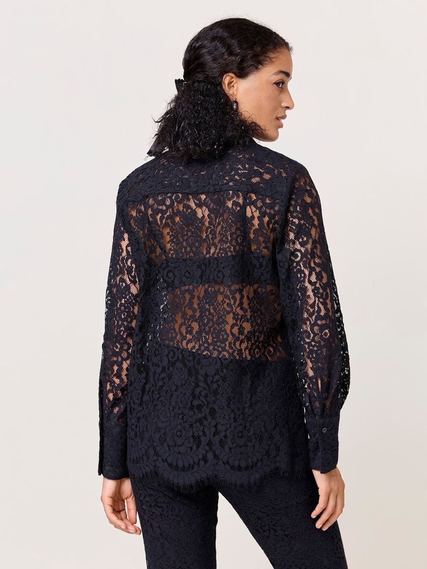7509317 CAB 7509317_CAB-DONNA-W24-Modell-Front_chn=match_6039_Delilah blondeskjorte CAB 7509317.jpg_