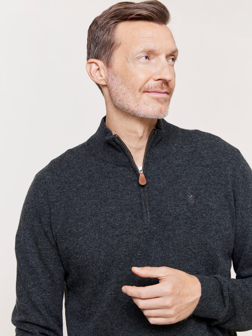 7509534 GUJ 7509534_GUJ-REDFORD-W24-Modell-Front_chn=match_3004_Canmore zip genser GUJ_Canmore zip genser GUJ 7509534.jpg_Front