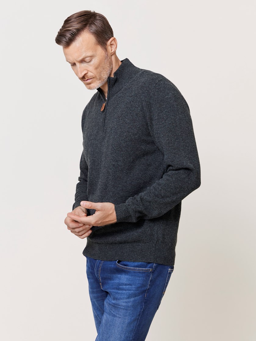 7509534 GUJ 7509534_GUJ-REDFORD-W24-Modell-Right_chn=match_5228_Canmore zip genser GUJ_Canmore zip genser GUJ 7509534.jpg_Right