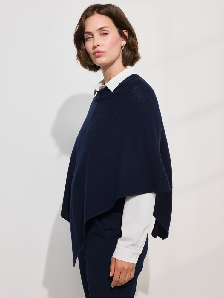 Olea poncho i merinoblanding 7509690_AIK-MARIEPHILIPPE-A24-Modell-Back_chn=match_2507_EM1_Olea poncho EM1_Olea poncho i merinoblanding EM1_Olea poncho i merinoblanding EM1 7509690.jpg_