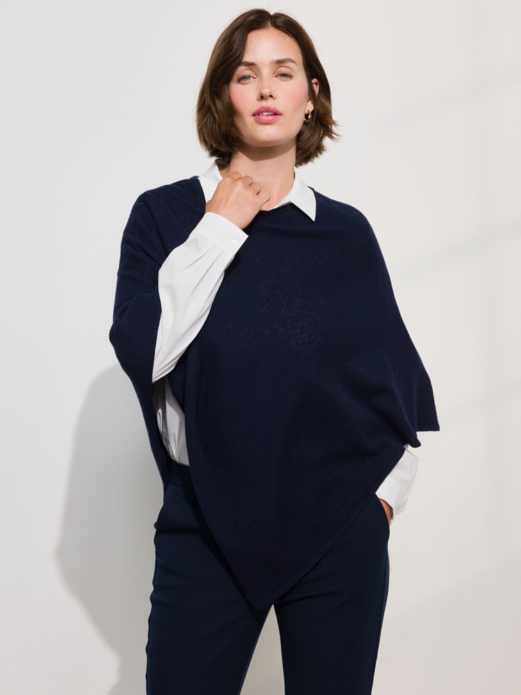 Olea poncho i merinoblanding 7509690_AIK-MARIEPHILIPPE-A24-Modell-Front_chn=match_7058_EM1_Olea poncho EM1_Olea poncho i merinoblanding EM1_Olea poncho i merinoblanding EM1 7509690.jpg_
