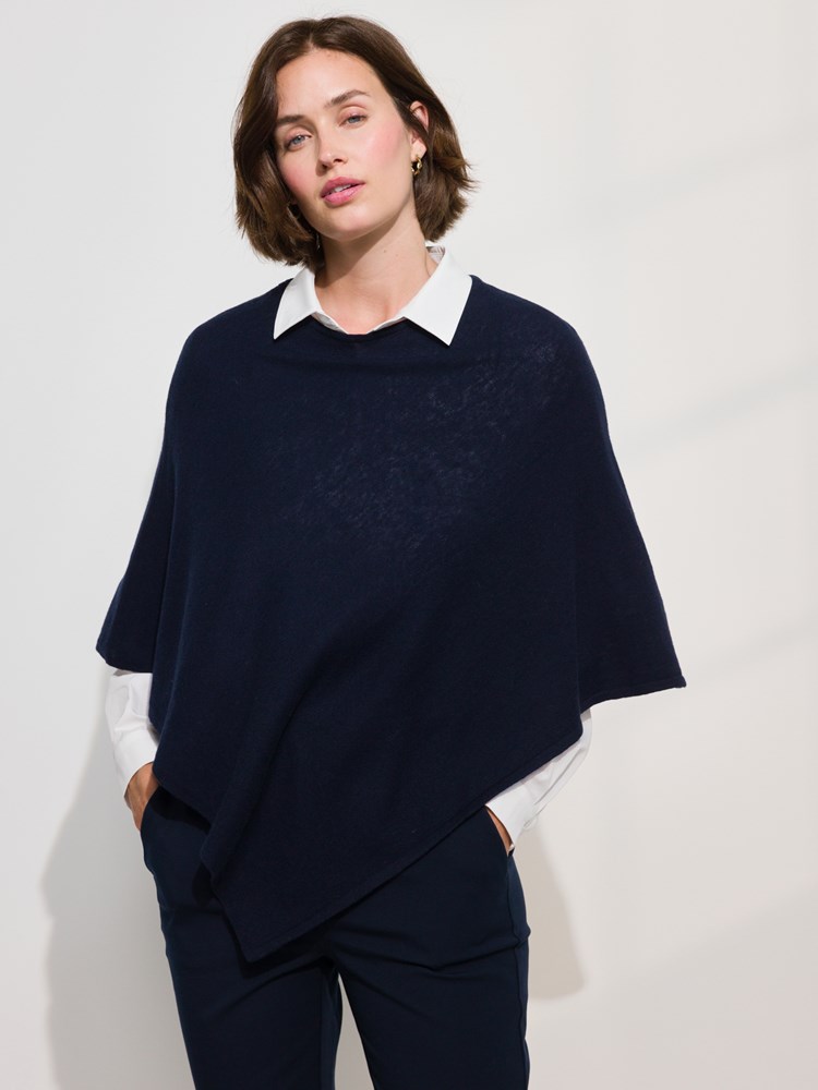 Olea poncho i merinoblanding 7509690_AIK-MARIEPHILIPPE-A24-Modell-Front_chn=match_9196_EM1_Olea poncho EM1_Olea poncho i merinoblanding EM1_Olea poncho i merinoblanding EM1 7509690.jpg_