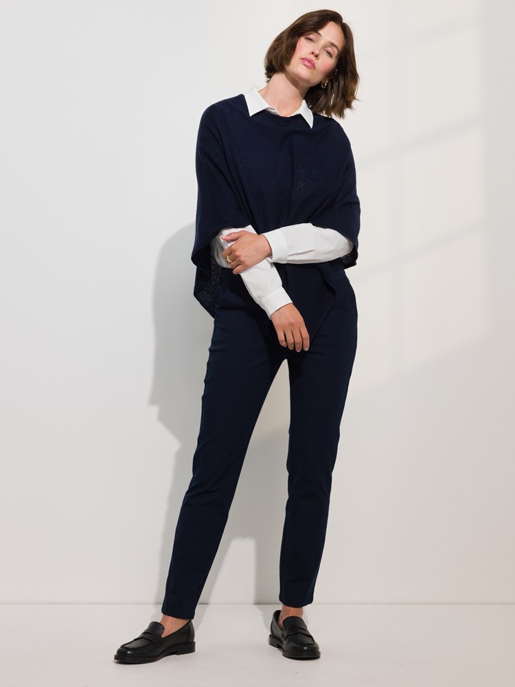 Olea poncho i merinoblanding 7509690_AIK-MARIEPHILIPPE-A24-Modell-Front_chn=match_93_EM1_Olea poncho EM1_Olea poncho i merinoblanding EM1_Olea poncho i merinoblanding EM1 7509690.jpg_