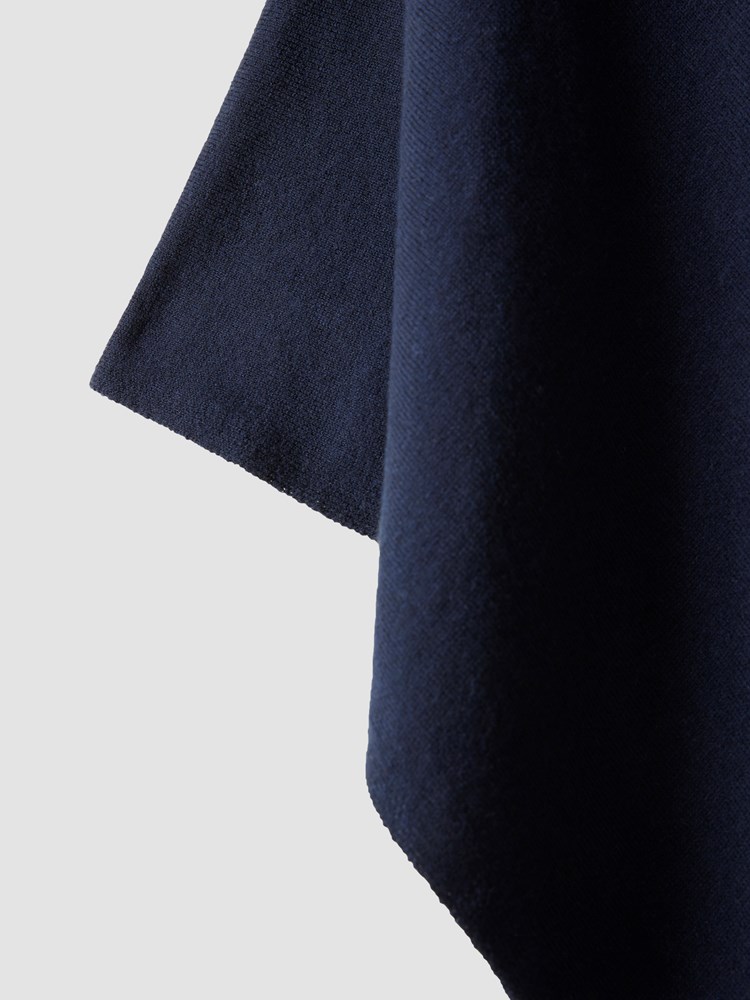 Olea poncho i merinoblanding 7509690_EM1-MARIEPHILIPPE-A24-Front_3668_Olea poncho EM1_Olea poncho i merinoblanding EM1_Olea poncho i merinoblanding EM1 7509690.jpg_Front||Front