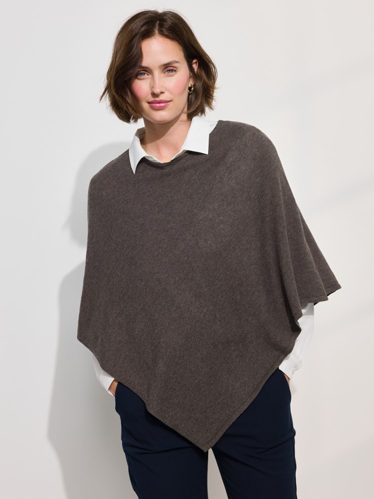 Olea poncho i merinoblanding 7509690_EM1-MARIEPHILIPPE-A24-Modell-Front_chn=match_1965_Olea poncho i merinoblanding AIK_Olea poncho i merinoblanding AIK 7509690.jpg_