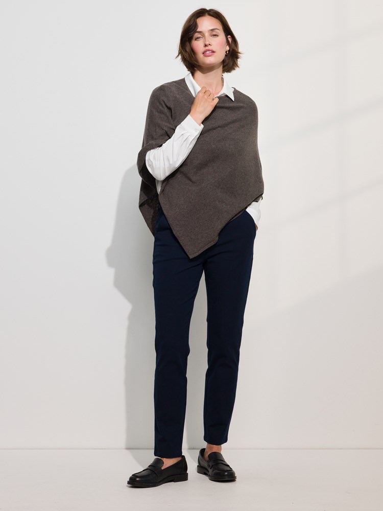 Olea poncho i merinoblanding 7509690_EM1-MARIEPHILIPPE-A24-Modell-Front_chn=match_6135_AIK_Olea poncho AIK_Olea poncho i merinoblanding AIK_Olea poncho i merinoblanding AIK 7509690.jpg_