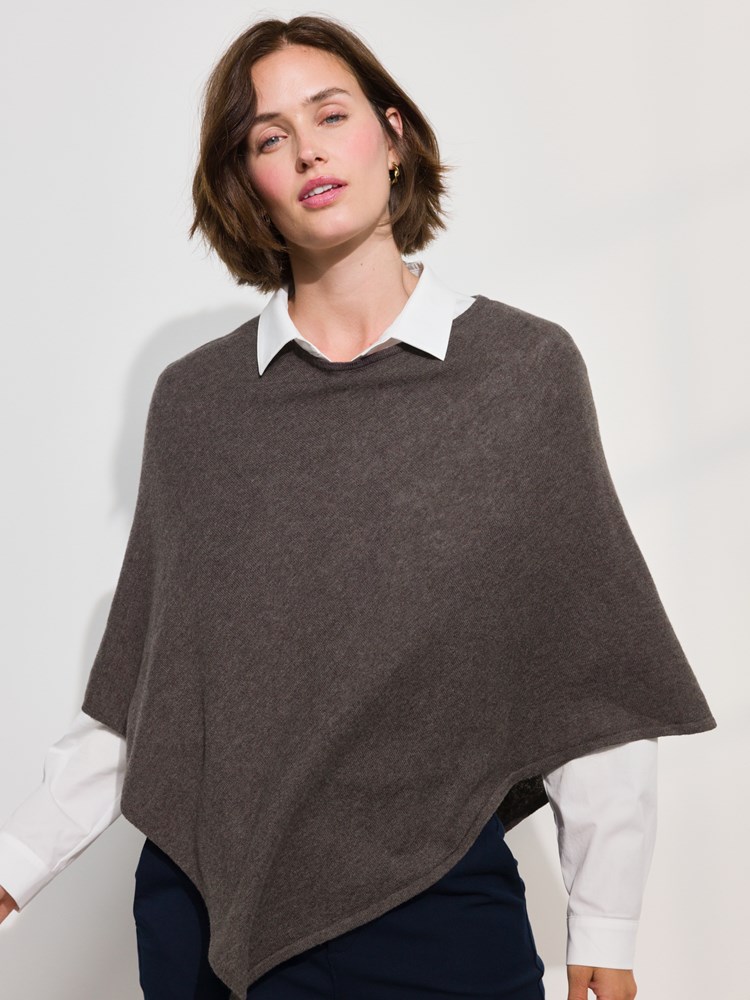 Olea poncho i merinoblanding 7509690_EM1-MARIEPHILIPPE-A24-Modell-Front_chn=match_9506_AIK_Olea poncho AIK_Olea poncho i merinoblanding AIK_Olea poncho i merinoblanding AIK 7509690.jpg_