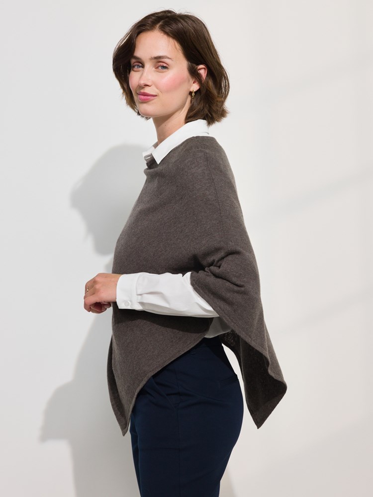 Olea poncho i merinoblanding 7509690_EM1-MARIEPHILIPPE-A24-Modell-Left_chn=match_2062_Olea poncho i merinoblanding AIK_Olea poncho i merinoblanding AIK 7509690.jpg_