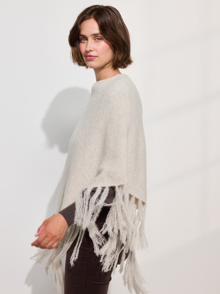 Anna poncho 7509691_I4I-MARIEPHILIPPE-A24-Modell-Left_chn=match_6591_Anna poncho I4I_Anna poncho I4I 7509691.jpg_Left||Left