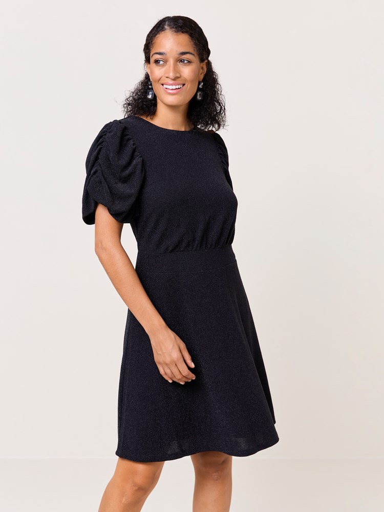 Emira glitterkjole 7509722_CAB-DONNA-W24-Modell-Front_chn=match_3405_Emira glitterkjole CAB_Emira glitterkjole CAB 7509722.jpg_