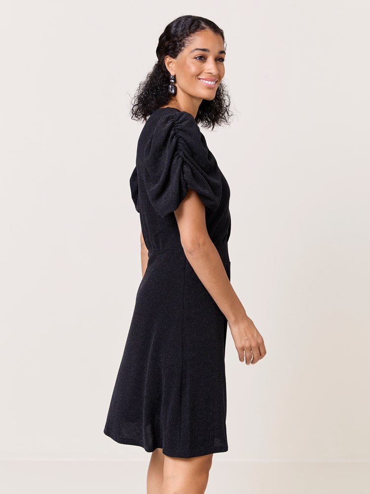 Emira glitterkjole 7509722_CAB-DONNA-W24-Modell-Front_chn=match_6390_Emira glitterkjole CAB_Emira glitterkjole CAB 7509722.jpg_