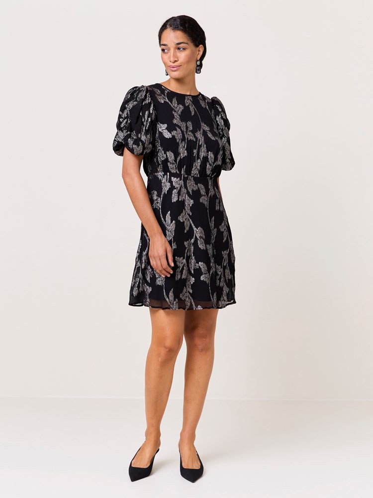 Arlette kjole 7509744_CAB-DONNA-W24-Modell-Front_chn=match_5713_Arlette kjole CAB_Arlette kjole CAB 7509744.jpg_