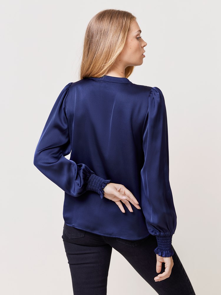 Leia bluse 7509753_EM1-VAVITE-W24-Modell-Back_chn=match_1487_Leia bluse EM1_Leia bluse EM1 7509753.jpg_Back||Back