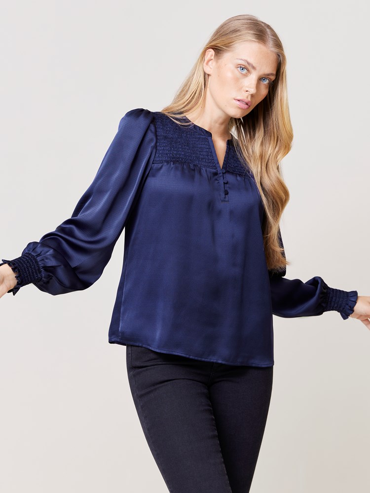 Leia bluse 7509753_EM1-VAVITE-W24-Modell-Front_chn=match_255_Leia bluse EM1_Leia bluse EM1 7509753.jpg_Front||Front