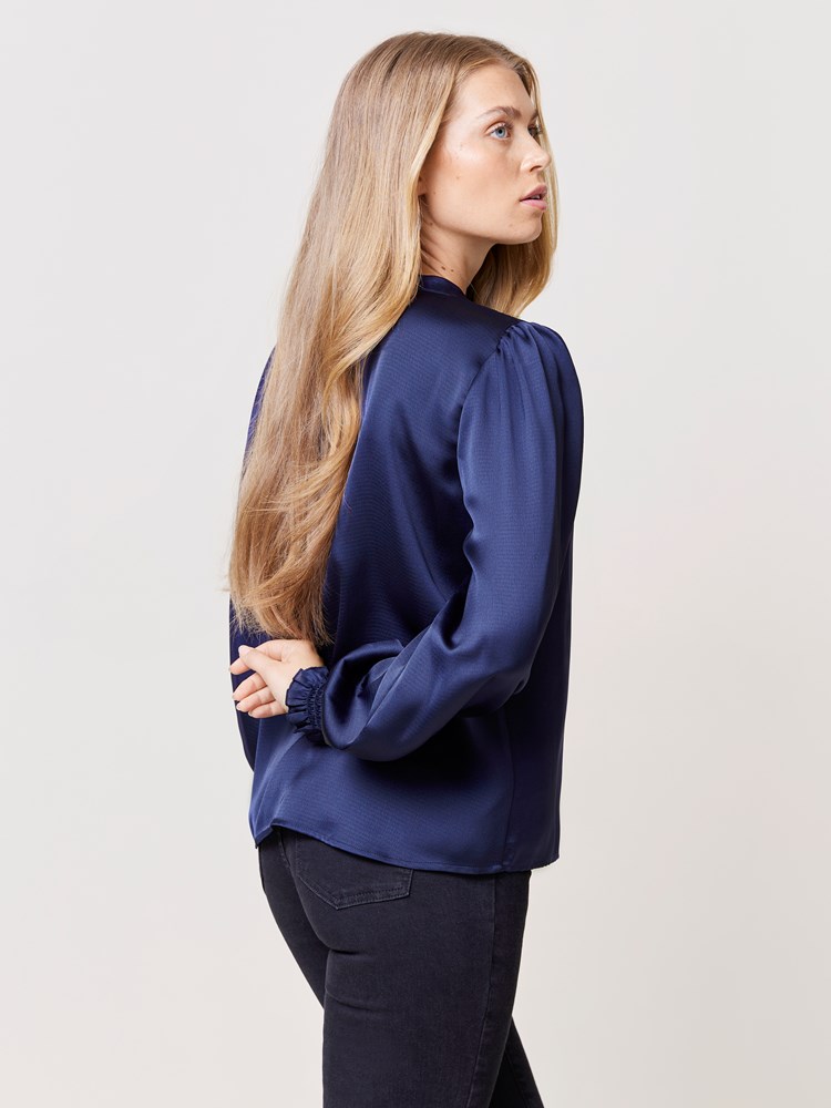 Leia bluse 7509753_EM1-VAVITE-W24-Modell-Front_chn=match_8693_Leia bluse EM1_Leia bluse EM1 7509753.jpg_Front||Front