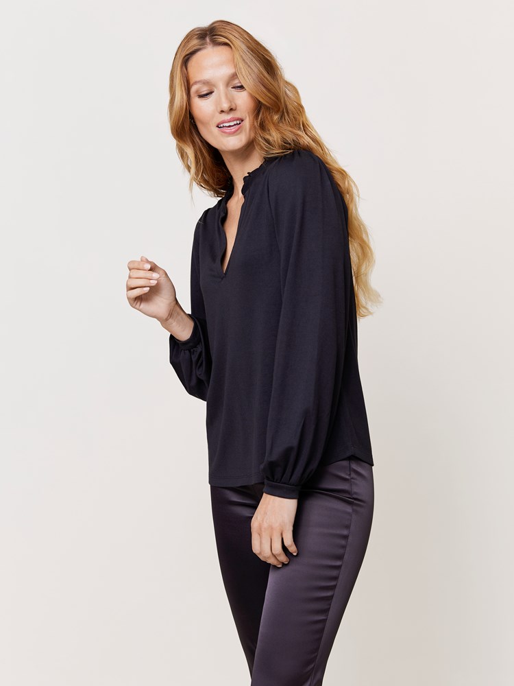 Valensia topp 7509761_CAB-MARIEPHILIPPE-W24-Modell-Front_chn=match_9661_Valensia topp CAB_Valensia topp CAB 7509761.jpg_Front||Front