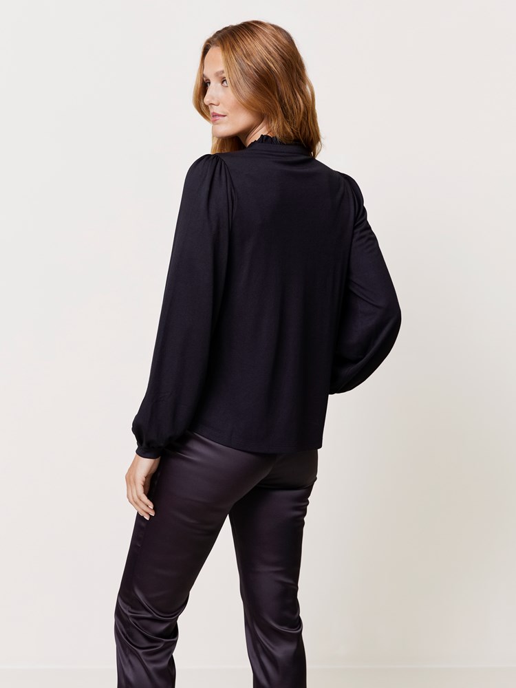 Valensia topp 7509761_CAB-MARIEPHILIPPE-W24-Modell-Front_chn=match_9663_Valensia topp CAB_Valensia topp CAB 7509761.jpg_Front||Front