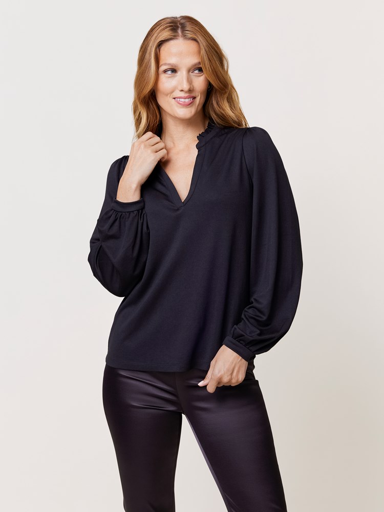 Valensia topp 7509761_CAB-MARIEPHILIPPE-W24-Modell-Front_chn=match_9664_Valensia topp CAB_Valensia topp CAB 7509761.jpg_Front||Front