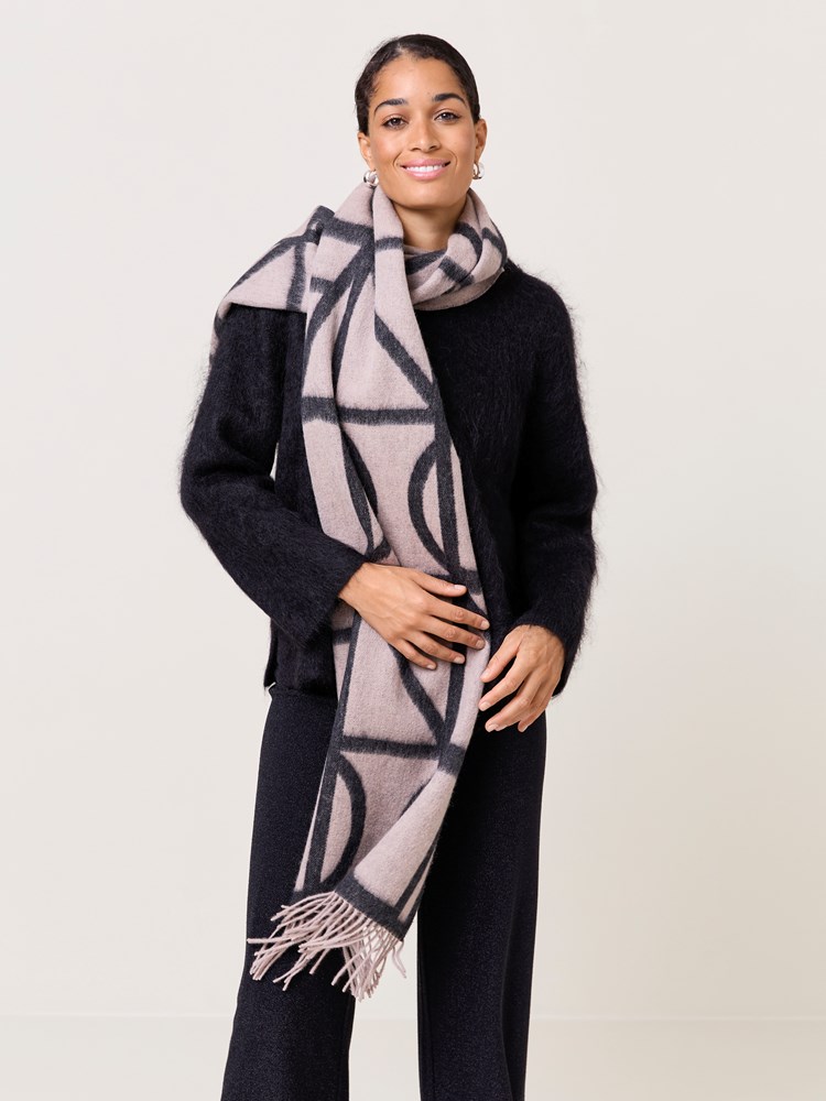 Maria logo skjerf 7509787_AO9-DONNA-W24-Modell-Front_chn=match_165_Maria logo skjerf AO9_Maria logo skjerf AO9 7509787.jpg_