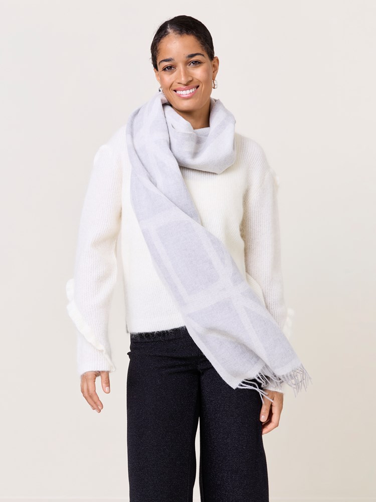 Maria logo skjerf 7509787_IEY-DONNA-W24-Modell-Front_chn=match_3690_Maria logo skjerf IEY_Maria logo skjerf IEY 7509787.jpg_