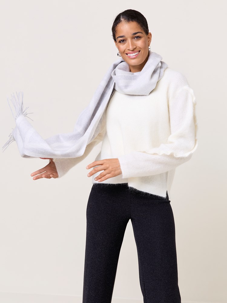 Maria logo skjerf 7509787_IEY-DONNA-W24-Modell-Front_chn=match_4798_Maria logo skjerf IEY_Maria logo skjerf IEY 7509787.jpg_