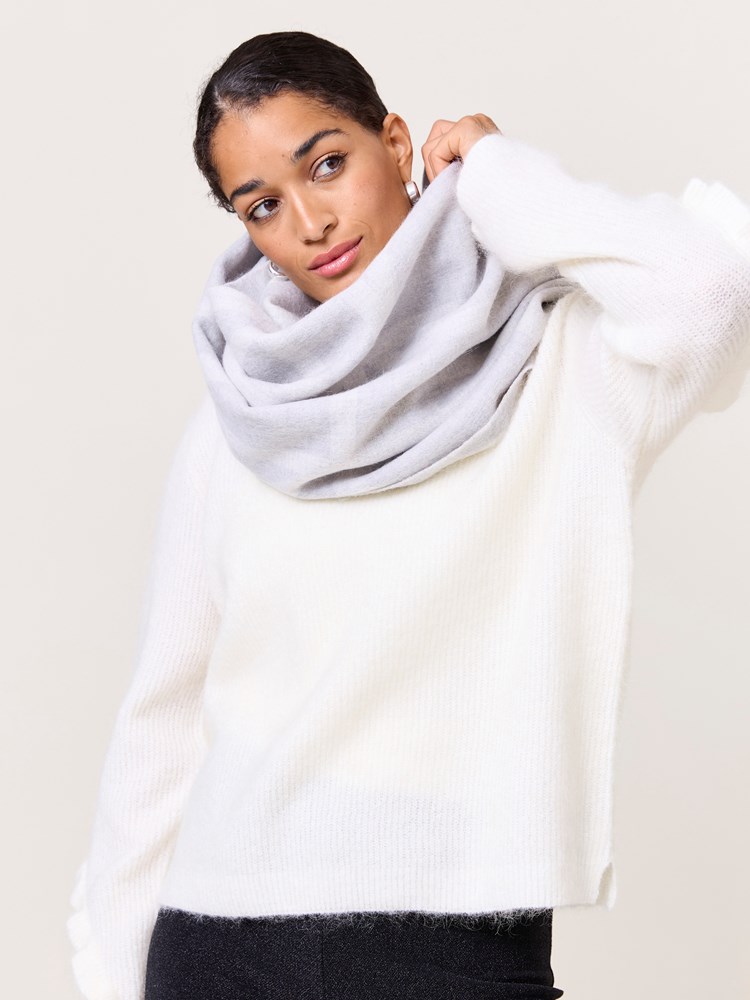 Maria logo skjerf 7509787_IEY-DONNA-W24-Modell-Front_chn=match_5157_Maria logo skjerf IEY_Maria logo skjerf IEY 7509787.jpg_