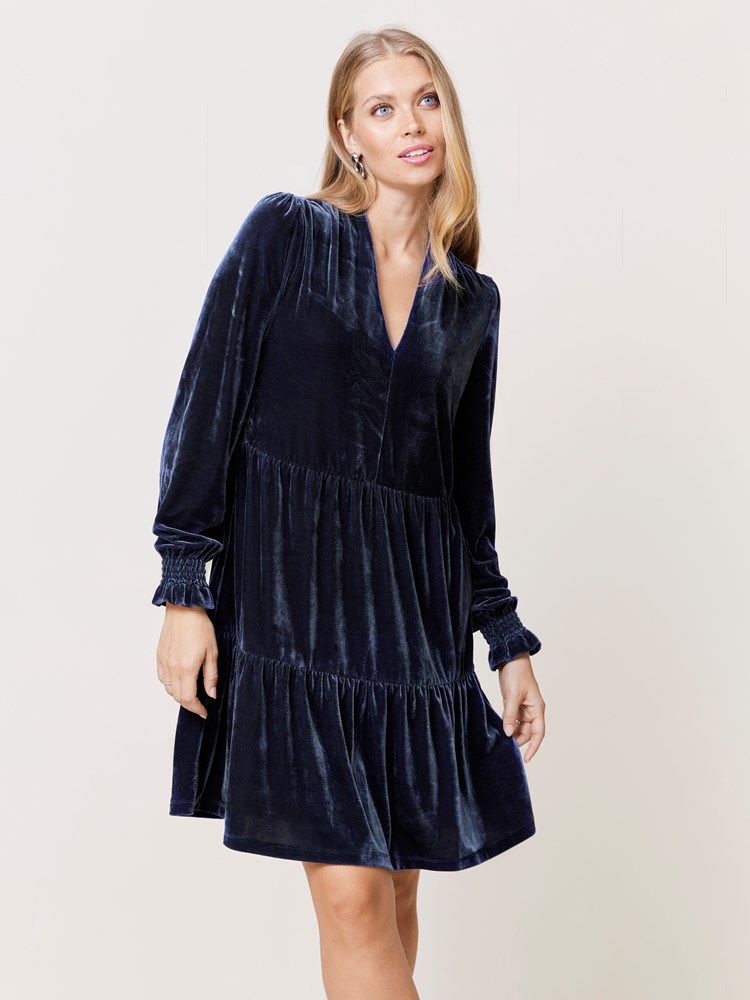 Coco kjole 7509813_EM1-VAVITE-W24-Modell-Front_chn=match_2168_Coco kjole EM1_Coco kjole EM1 7509813.jpg_Front||Front