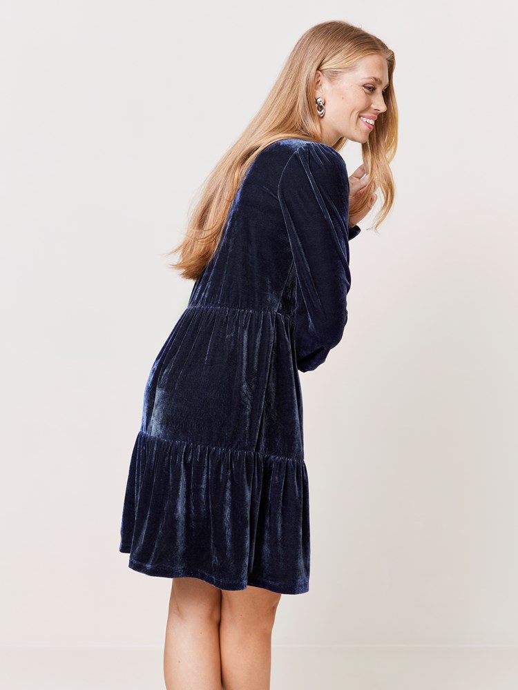 Coco kjole 7509813_EM1-VAVITE-W24-Modell-Front_chn=match_3679_Coco kjole EM1_Coco kjole EM1 7509813.jpg_Front||Front