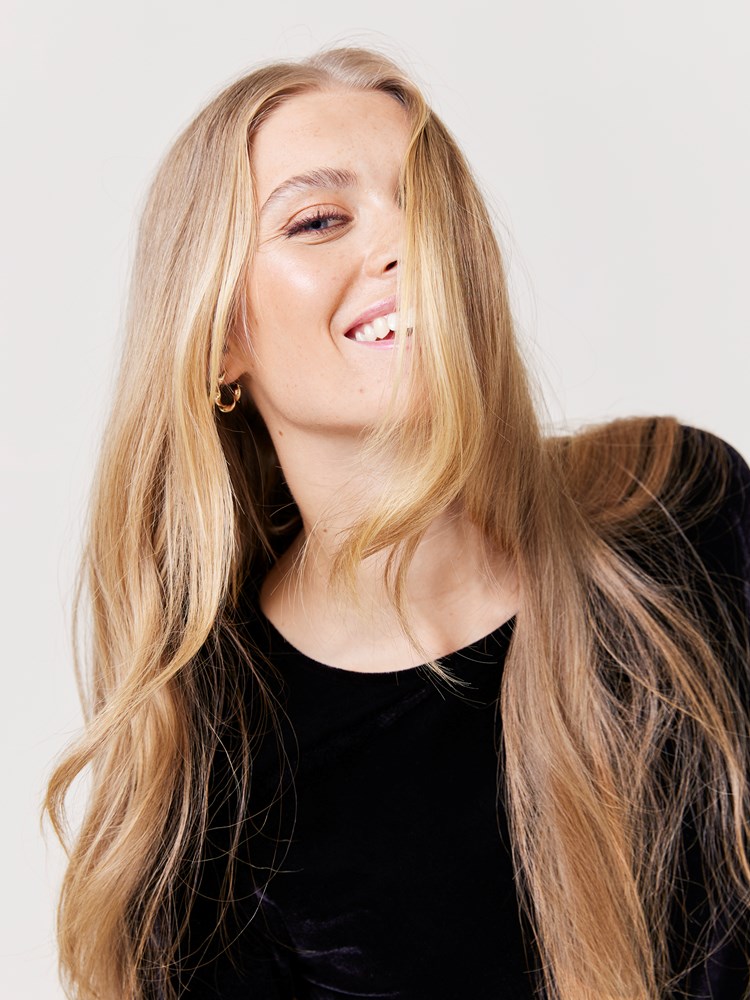 Cara velourtopp 7509817_CAB-VAVITE-W24-Modell-Left_chn=match_7521_Cara velourtopp CAB_Cara velourtopp CAB 7509817.jpg_Left||Left