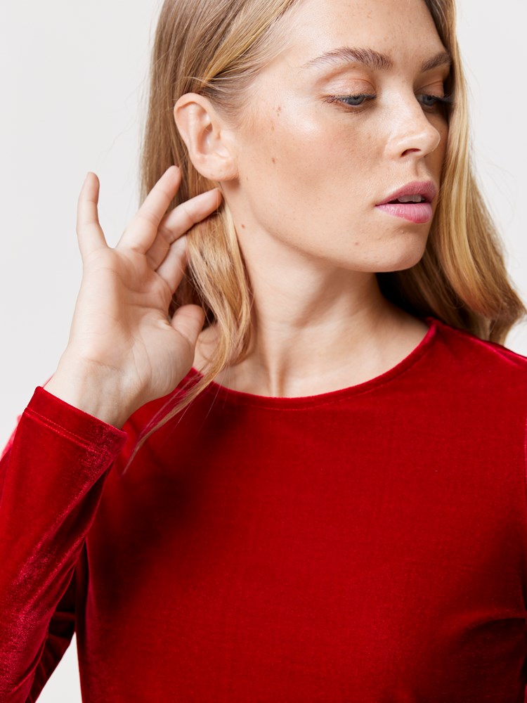 Cara velourtopp 7509817_K5O-VAVITE-W24-Modell-Left_chn=match_5674_Cara velourtopp K5O.jpg_Left||Left