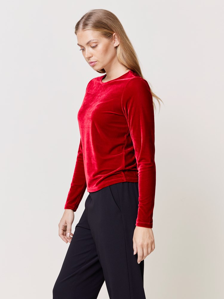 Cara velourtopp 7509817_K5O-VAVITE-W24-Modell-Left_chn=match_6280_Cara velourtopp K5O.jpg_Left||Left