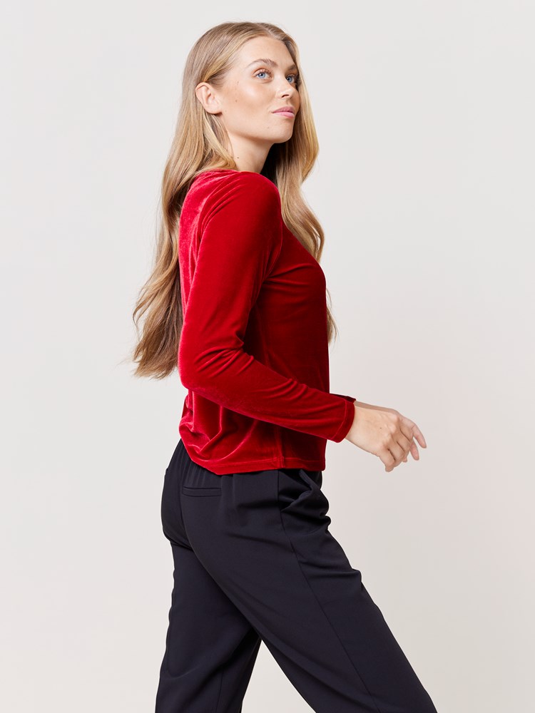 Cara velourtopp 7509817_K5O-VAVITE-W24-Modell-Left_chn=match_979_Cara velourtopp K5O.jpg_Left||Left