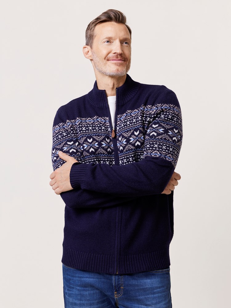 Cleveland cardigan 7509827_EMU-REDFORD-W24-Modell-Front_chn=match_8590 – Kopi_Cleveland cardigan EMU_Cleveland cardigan EMU 7509827.jpg_Front||Front