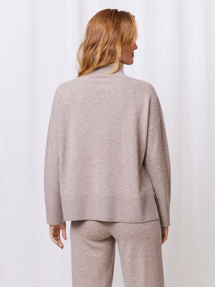 Caitlin premium genser 7509832_AGP-MARIEPHILIPPE-W24-Modell-Back_chn=match_9664_Caitlin premium genser AGP 7509832.jpg_Back||Back