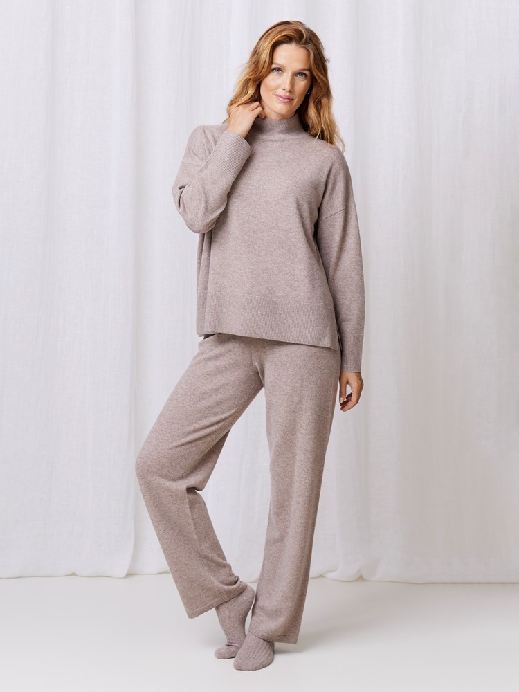 Caitlin premium genser 7509832_AGP-MARIEPHILIPPE-W24-Modell-Front_chn=match_9664_Caitlin premium genser AGP 7509832.jpg_Front||Front