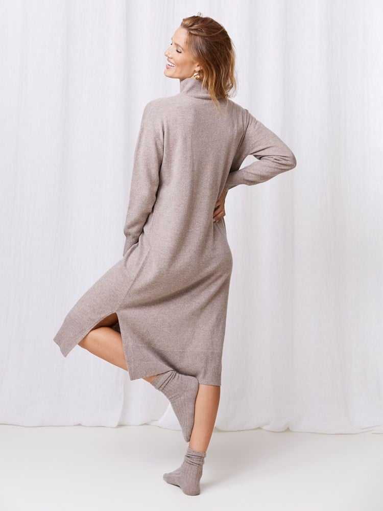 Caitlin premium kjole 7509833_AGP-MARIEPHILIPPE-W24-Modell-Back_chn=match_9664_Caitlin premium kjole AGP 7509833.jpg_Back||Back