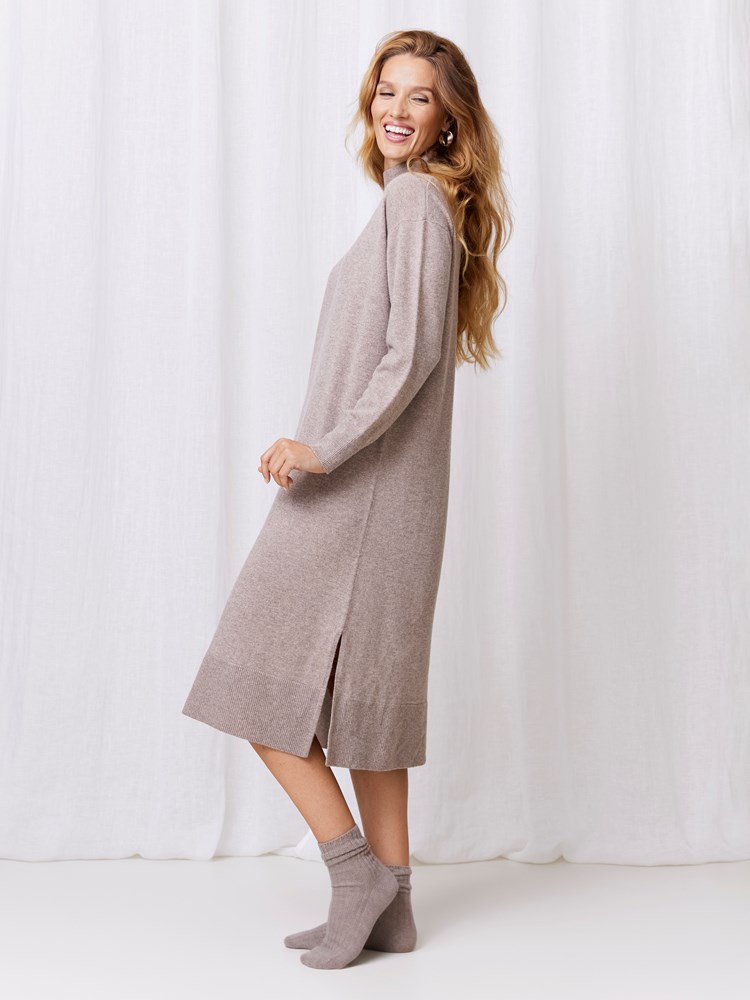 Caitlin premium kjole 7509833_AGP-MARIEPHILIPPE-W24-Modell-Front_chn=match_9663_Caitlin premium kjole AGP 7509833.jpg_Front||Front