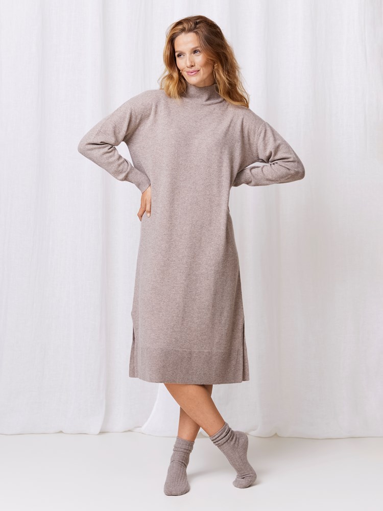 Caitlin premium kjole 7509833_AGP-MARIEPHILIPPE-W24-Modell-Front_chn=match_9664_Caitlin premium kjole AGP 7509833.jpg_Front||Front