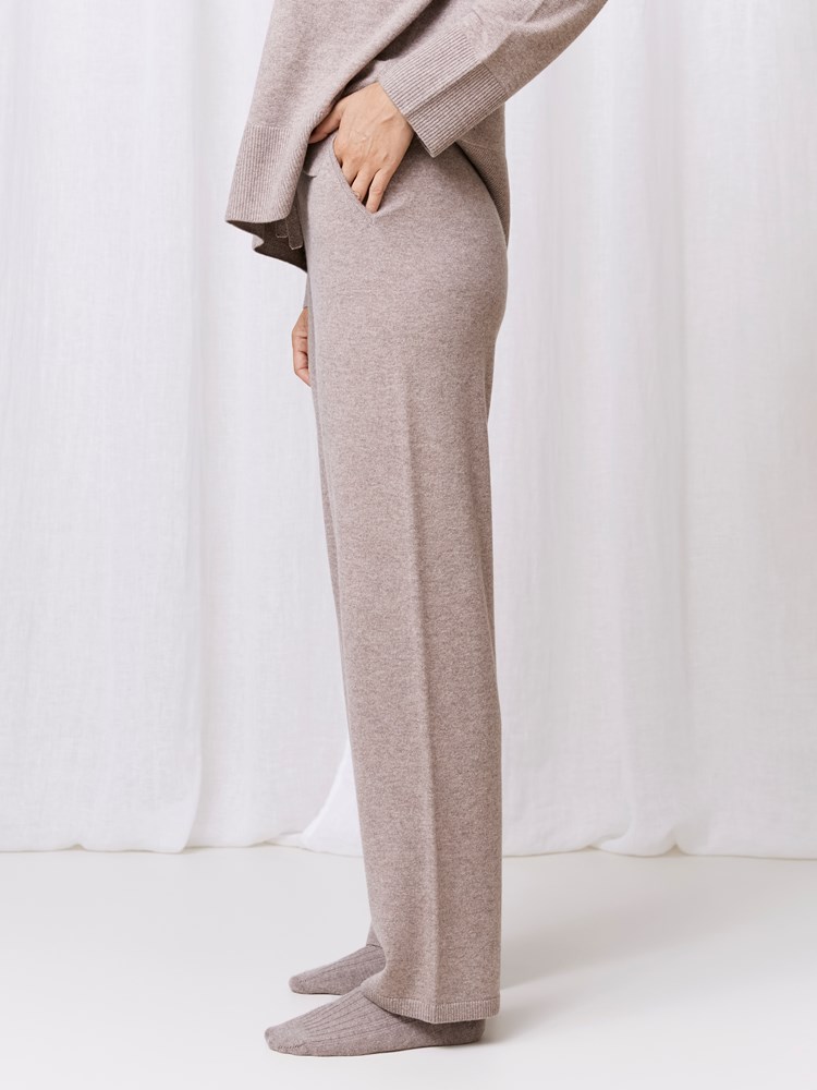 Caitlin premium bukse 7509842_AGP-MARIEPHILIPPE-W24-Modell-Front_chn=match_9660_Caitlin premium bukse AGP_Caitlin premium bukse AGP 7509842.jpg_Front||Front