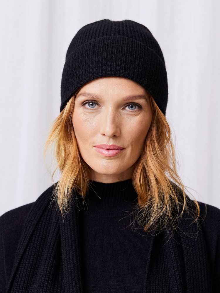Caila premium skjerf 7509845_CAB-MARIEPHILIPPE-W24-Modell-Front_chn=match_9663_Caila premium skjerf CAB 7509845.jpg_Front||Front
