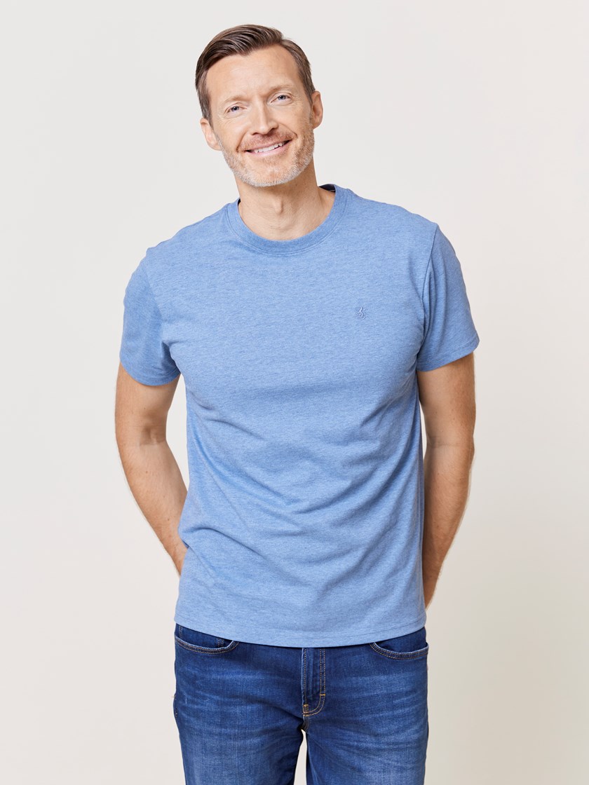 7509875 EEG 7509875_EEG-REDFORD-W24-Modell-Front_chn=match_8419_Fields t-skjorte EEG.jpg_Front||Front