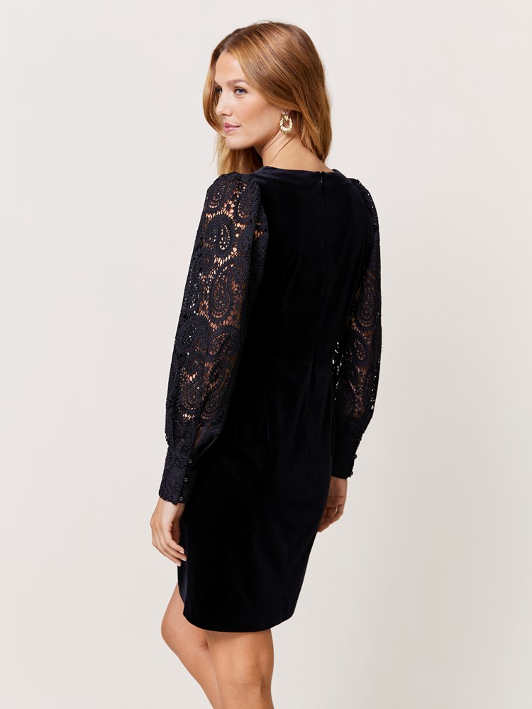 Ingrid velourkjole 7509880_CAB-MARIEPHILIPPE-W24-Modell-Back_chn=match_9664_Ingrid velourkjole CAB_Ingrid velourkjole CAB 7509880.jpg_Back||Back