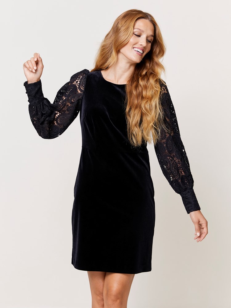 Ingrid velourkjole 7509880_CAB-MARIEPHILIPPE-W24-Modell-Front_chn=match_9661_Ingrid velourkjole CAB_Ingrid velourkjole CAB 7509880.jpg_Front||Front