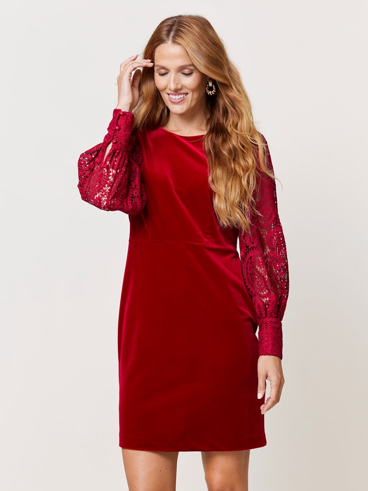 Ingrid velourkjole 7509880_K5O-MARIEPHILIPPE-W24-Modell-Front_chn=match_9661_Ingrid velourkjole K5O_Ingrid velourkjole K5O 7509880.jpg_Front||Front
