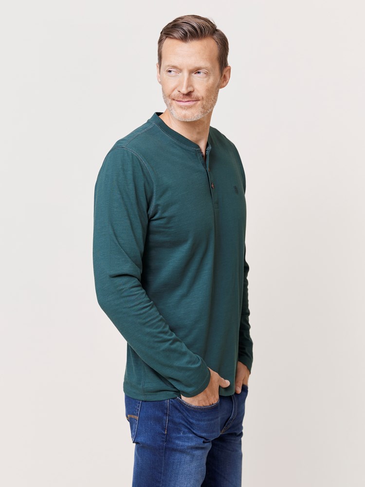 Wilson bestefarstrøye 7509888_GPO-REDFORD-W24-Modell-Right_chn=match_5744_Wilson bestefarstrøye GPO_Wilson bestefarstrøye GPO 7509888.jpg_Right||Right