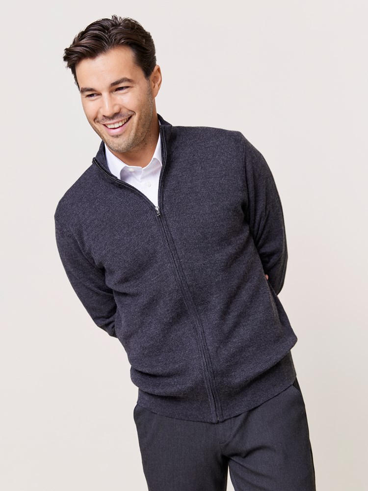 Manzini ullcardigan 7509894_C18-MARIOCONTI-W24-Modell-Front_chn=match_4440_Manzini ullcardigan C18_Manzini ullcardigan C18 7509894.jpg_Front||Front