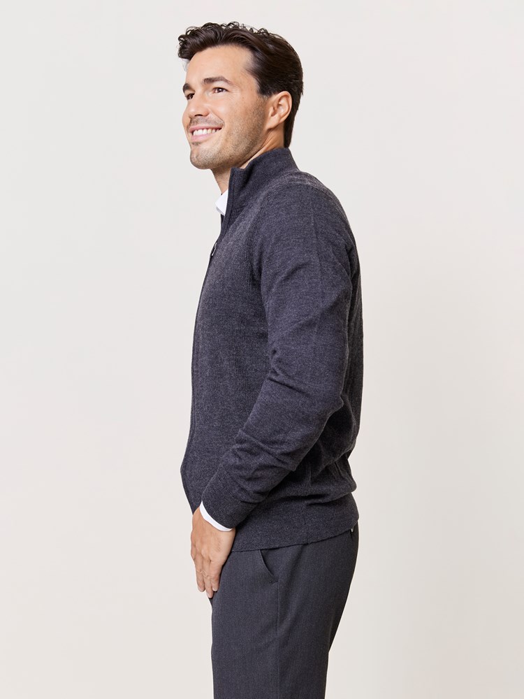 Manzini ullcardigan 7509894_C18-MARIOCONTI-W24-Modell-Front_chn=match_7558_Manzini ullcardigan C18_Manzini ullcardigan C18 7509894.jpg_Front||Front